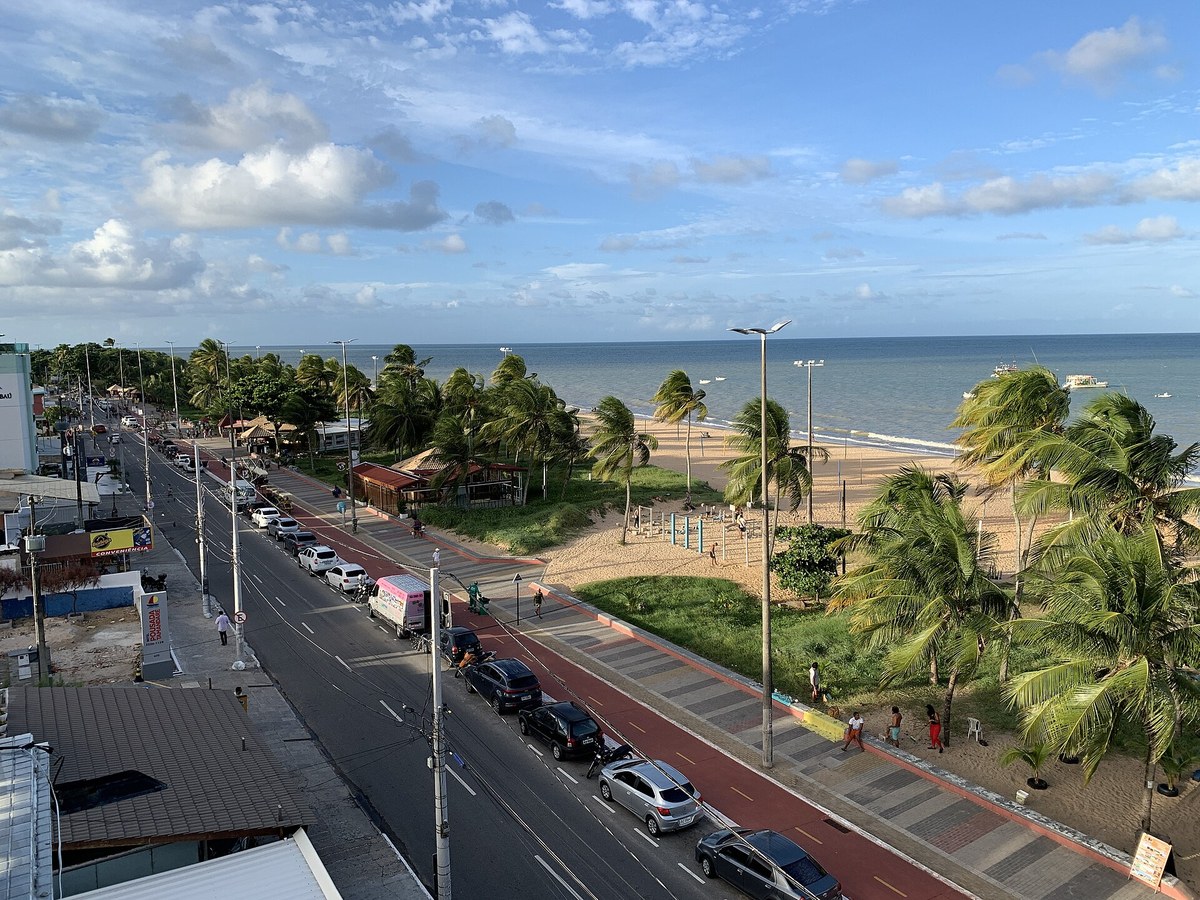 Orla de Tambaú com avenida, calçadão, coqueiros e praia