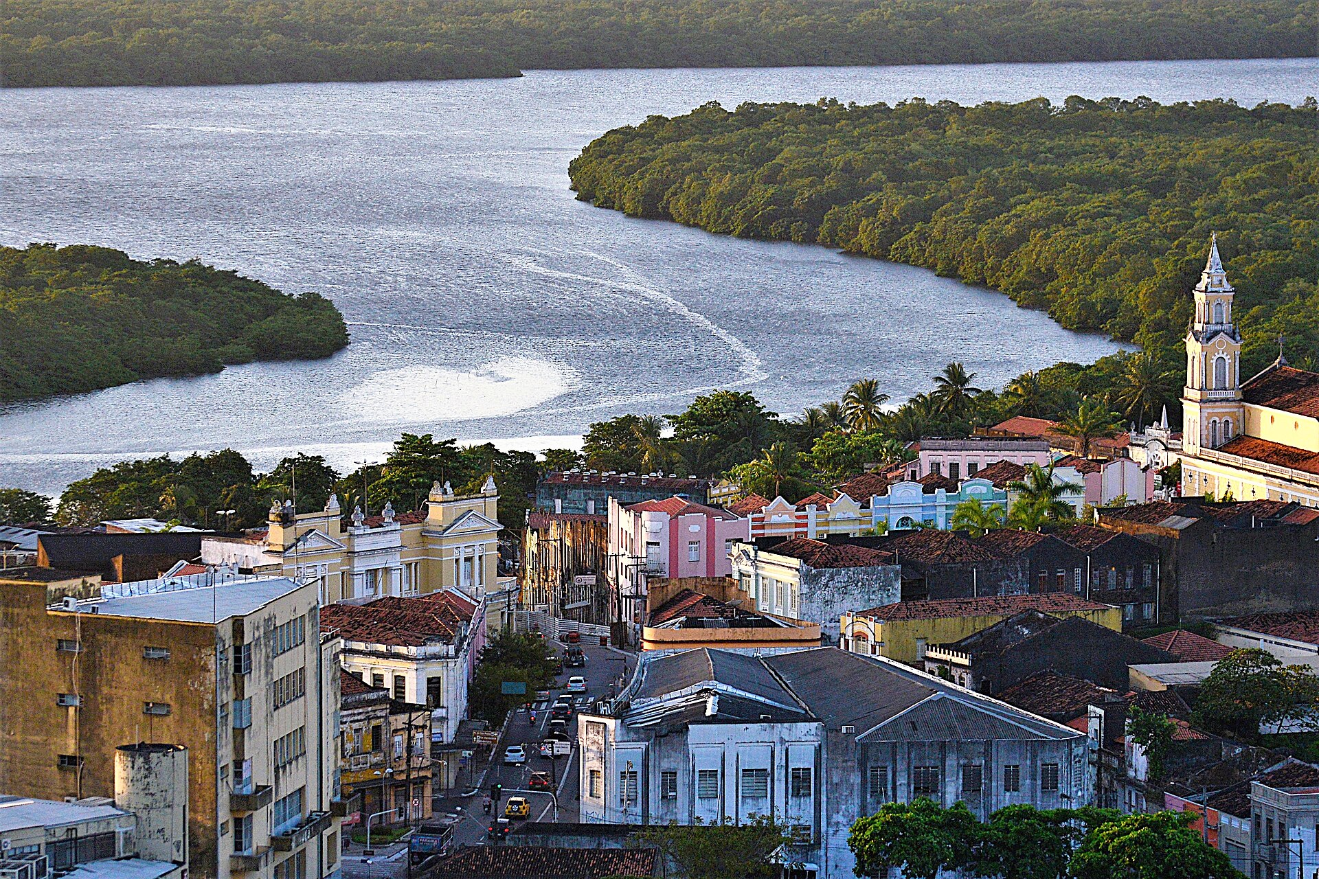 Vista do Centro Histórico de João Pessoa com casarios e igrejas coloniais