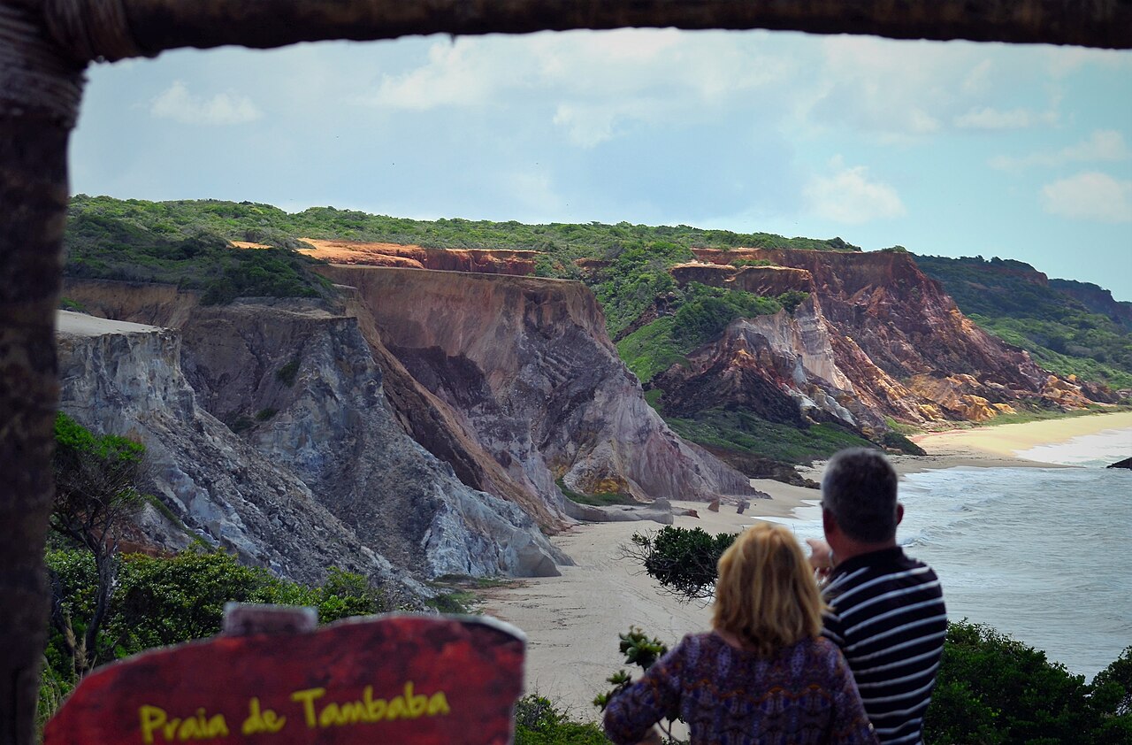 Falésias e mar na praia de Tambaba, na Área de Proteção Ambiental do Conde