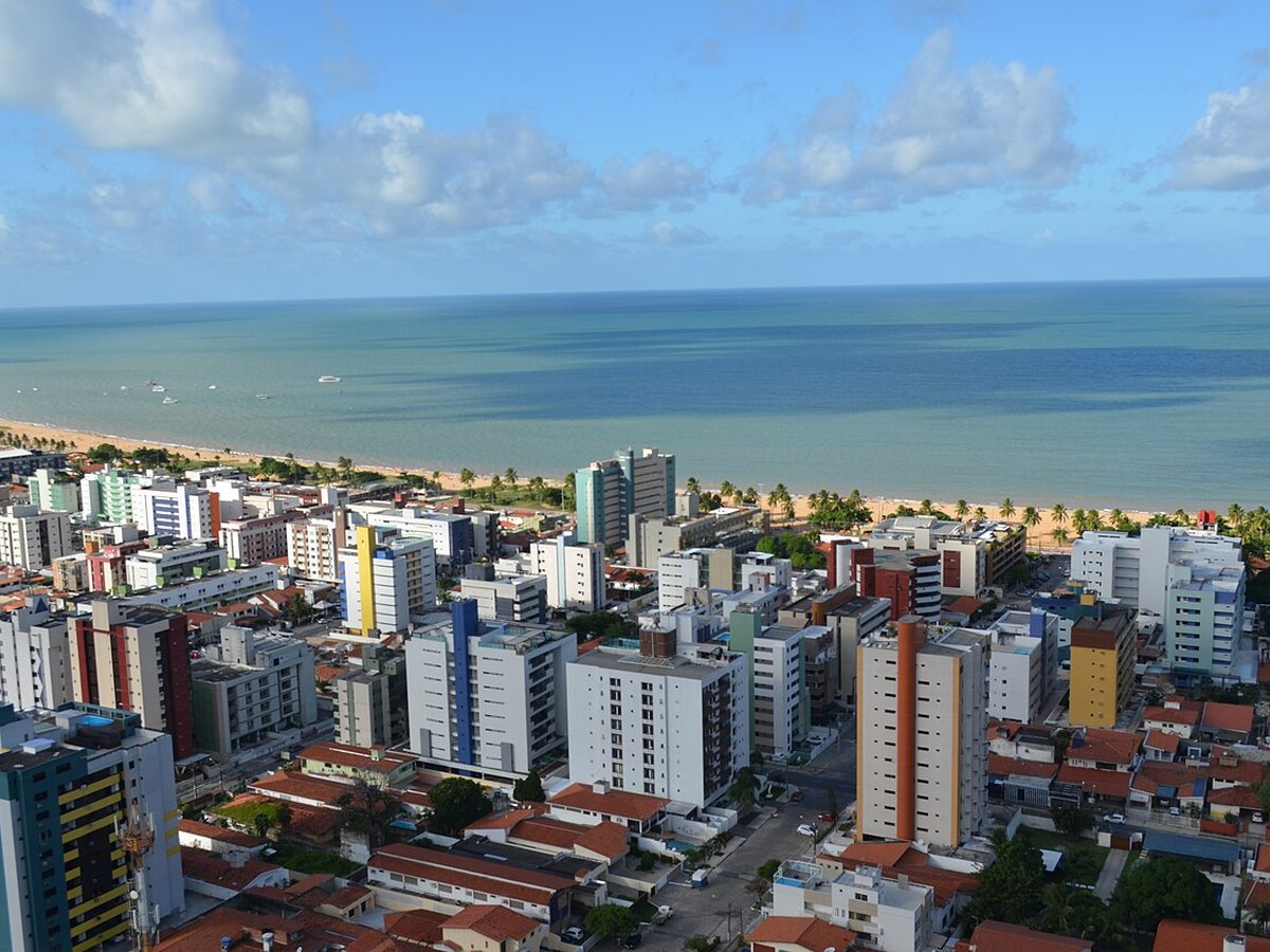 Vista elevada do Altiplano Cabo Branco e da orla de João Pessoa