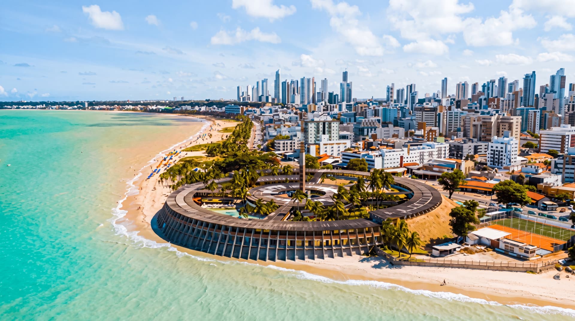 Vista em movimento da orla de João Pessoa